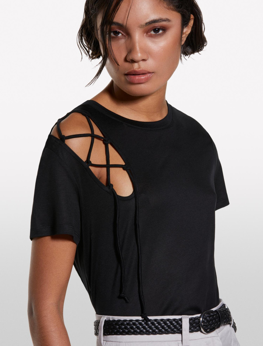 Kadın Siyah %100 Liyosel Omzu Detaylı Bisiklet Yaka Relax Fit T-Shirt Kadın Siyah %100 Liyosel Omzu Detaylı Bisiklet Yaka Relax Fit T-Shirt
