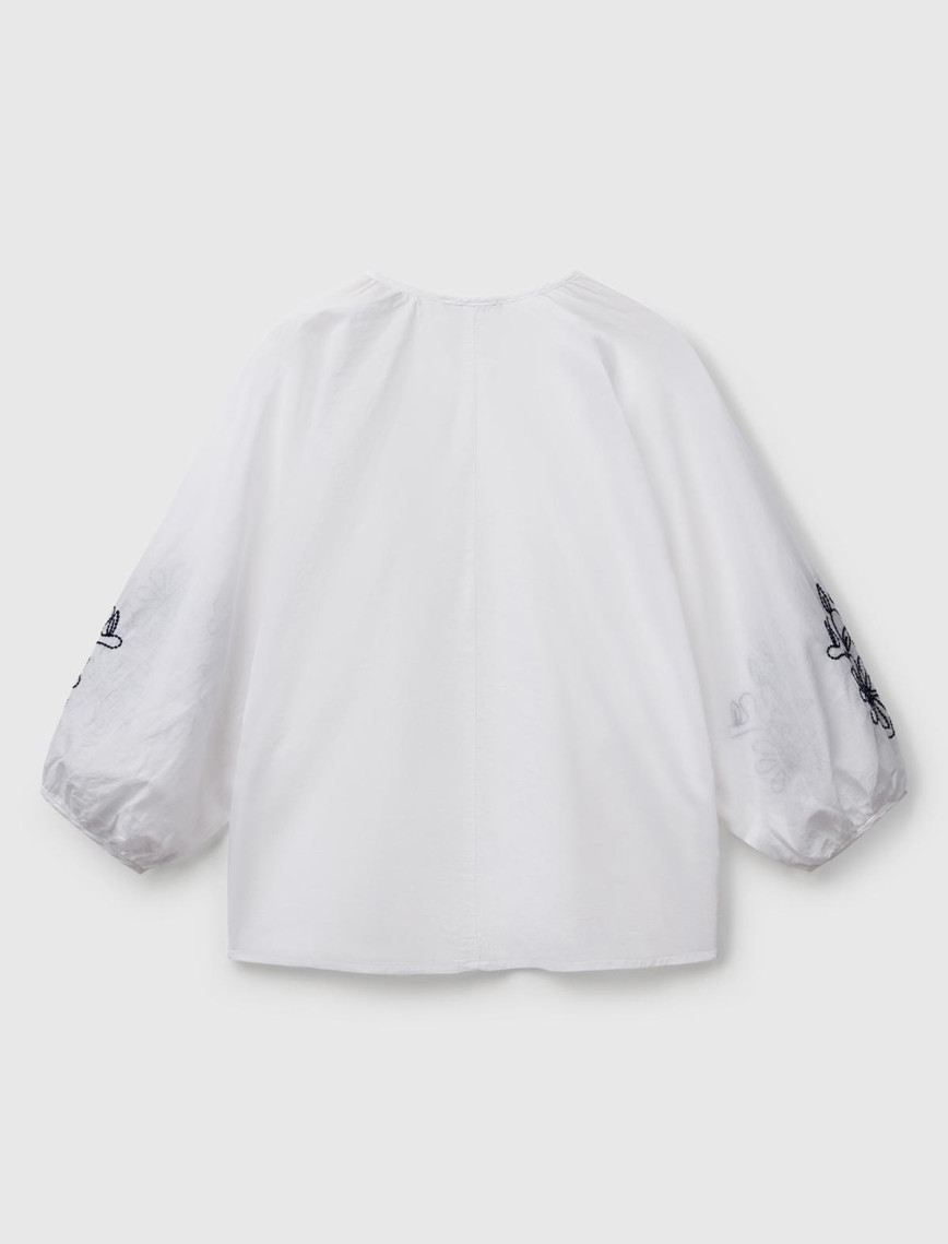 Kadın Beyaz %100 Koton Rahat Kalıp Kolları Çiçek İşlemeli Hakim Yaka Gömlek Kadın Beyaz %100 Koton Rahat Kalıp Kolları Çiçek İşlemeli Hakim Yaka Gömlek