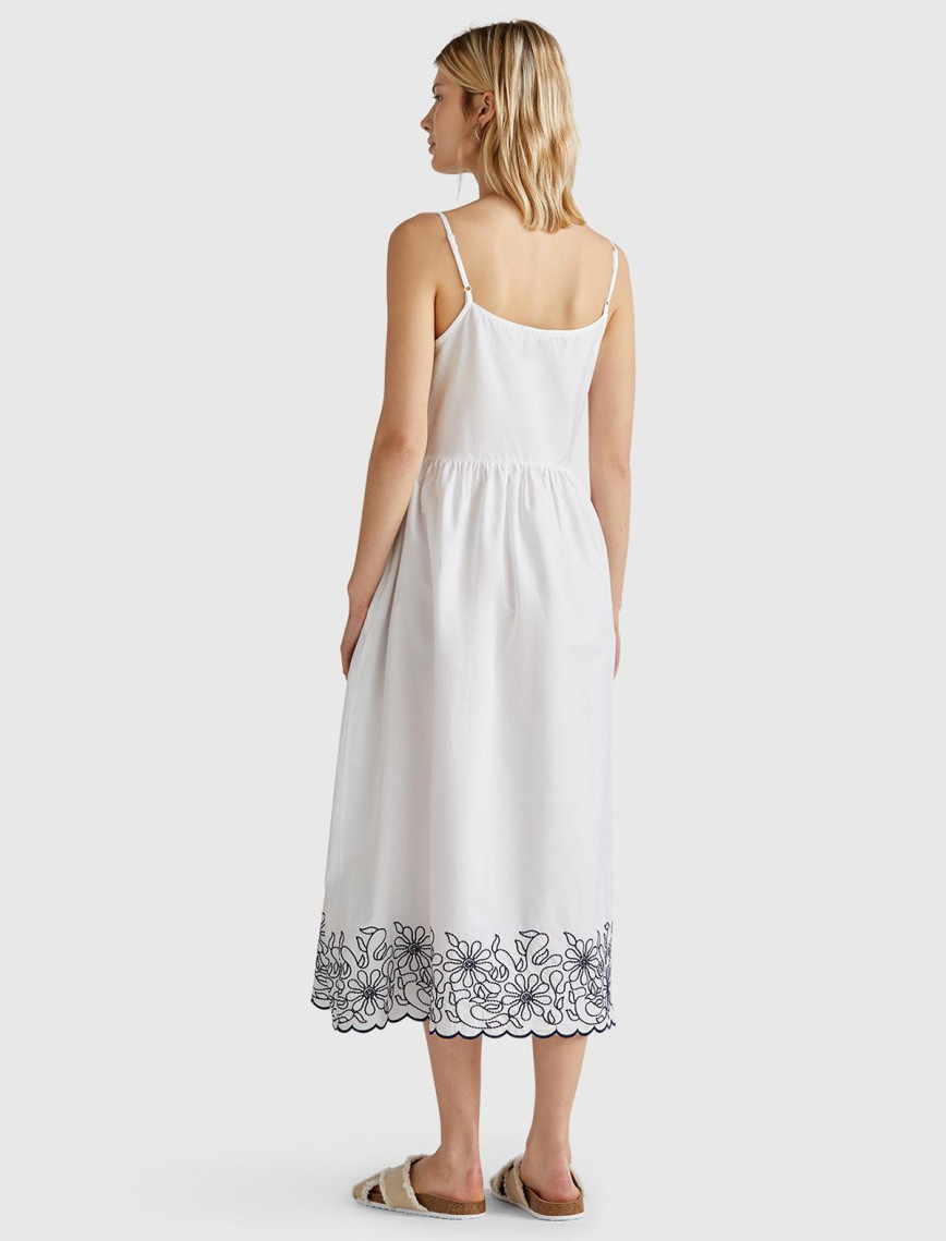 Kadın Beyaz %100 Koton Askılı Etek Ucu İşlemeli Midi Boy Elbise Kadın Beyaz %100 Koton Askılı Etek Ucu İşlemeli Midi Boy Elbise
