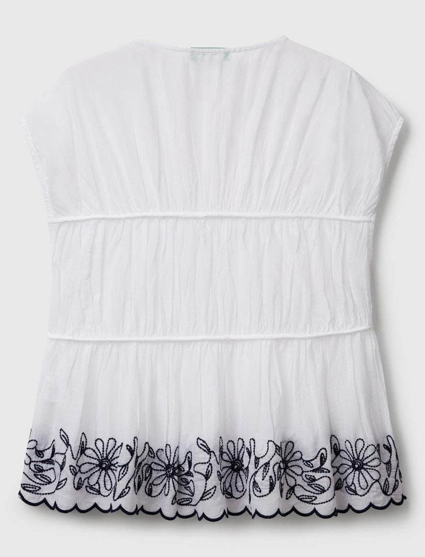 Kadın Beyaz %100 Koton Rahat Kalıp Çiçek İşlemeli Kısa Kollu Bluz Kadın Beyaz %100 Koton Rahat Kalıp Çiçek İşlemeli Kısa Kollu Bluz