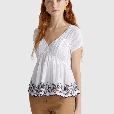 Kadın Beyaz %100 Koton Rahat Kalıp Çiçek İşlemeli Kısa Kollu Bluz Kadın Beyaz %100 Koton Rahat Kalıp Çiçek İşlemeli Kısa Kollu Bluz