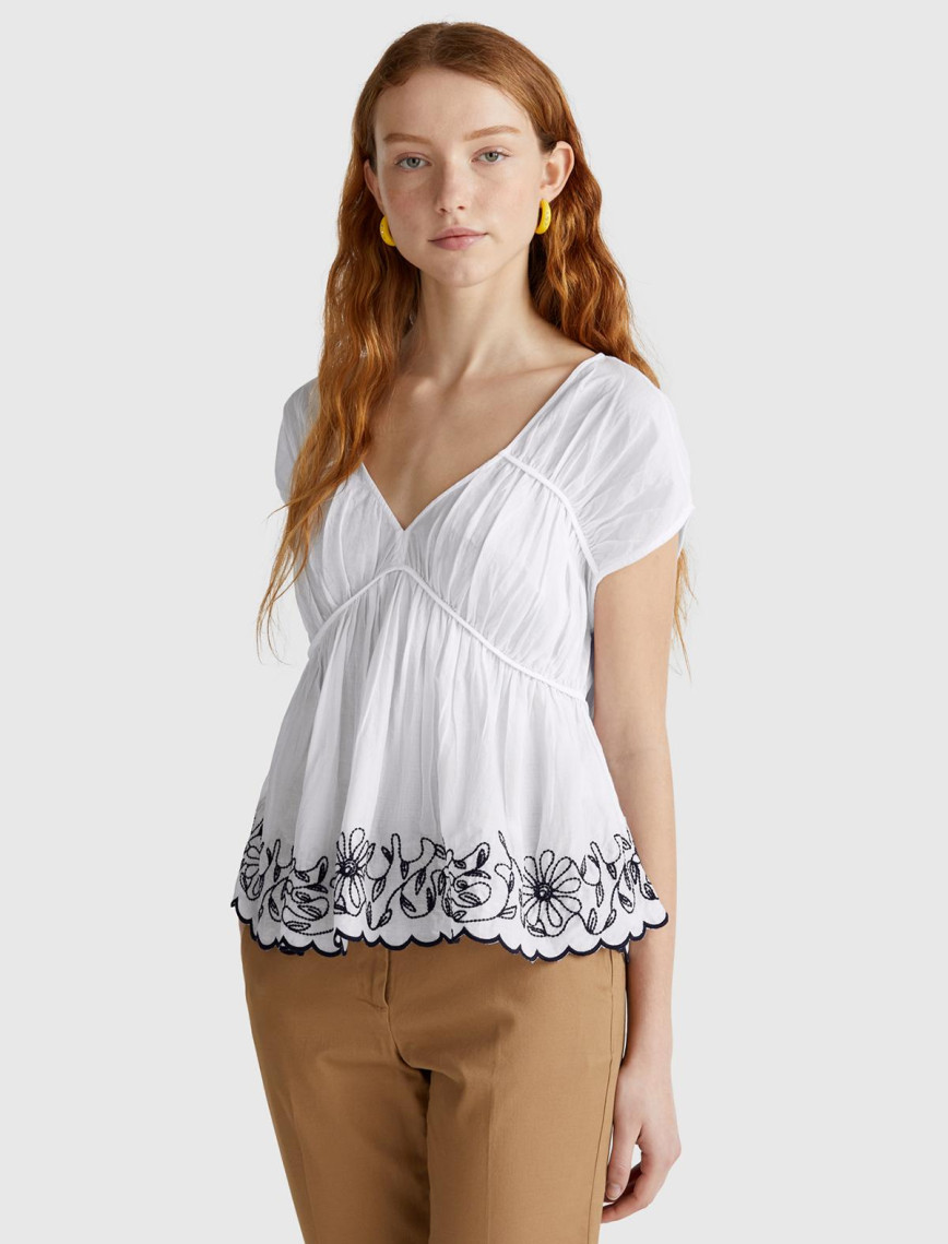 Kadın Beyaz %100 Koton Rahat Kalıp Çiçek İşlemeli Kısa Kollu Bluz Kadın Beyaz %100 Koton Rahat Kalıp Çiçek İşlemeli Kısa Kollu Bluz