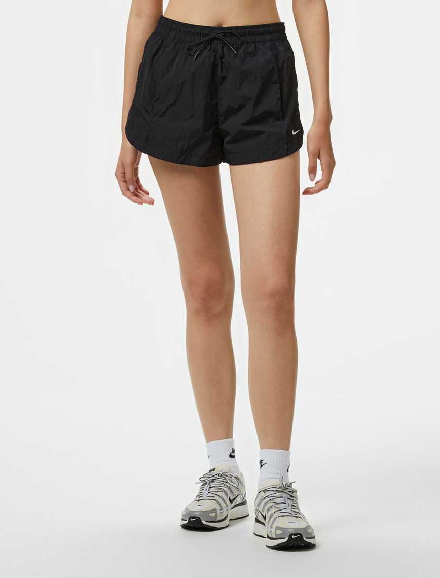 Nike Windrunner Woven 5 cm Kadın Siyah Şort Nike Windrunner Woven 5 cm Kadın Siyah Şort