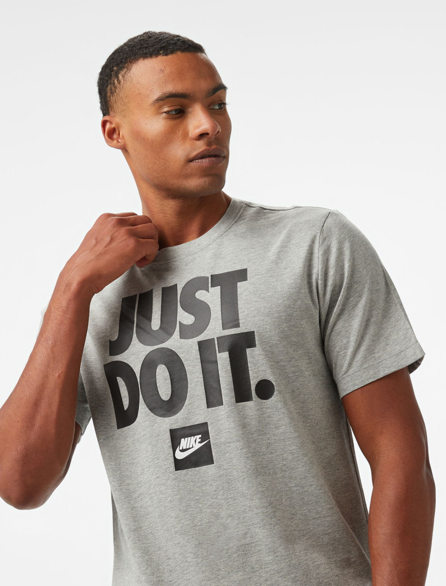Nike Sportswear Verbiage Erkek Gri T-Shirt Nike Sportswear Verbiage Erkek Gri T-Shirt
