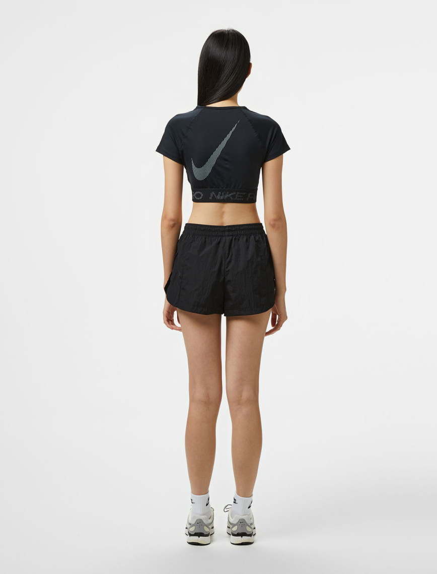 Nike Windrunner Woven 5 cm Kadın Siyah Şort Nike Windrunner Woven 5 cm Kadın Siyah Şort