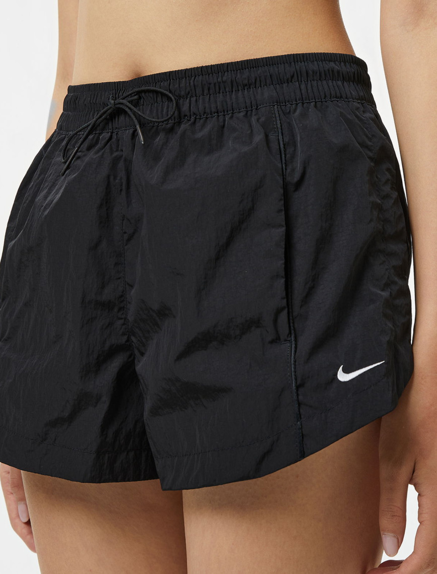 Nike Windrunner Woven 5 cm Kadın Siyah Şort Nike Windrunner Woven 5 cm Kadın Siyah Şort