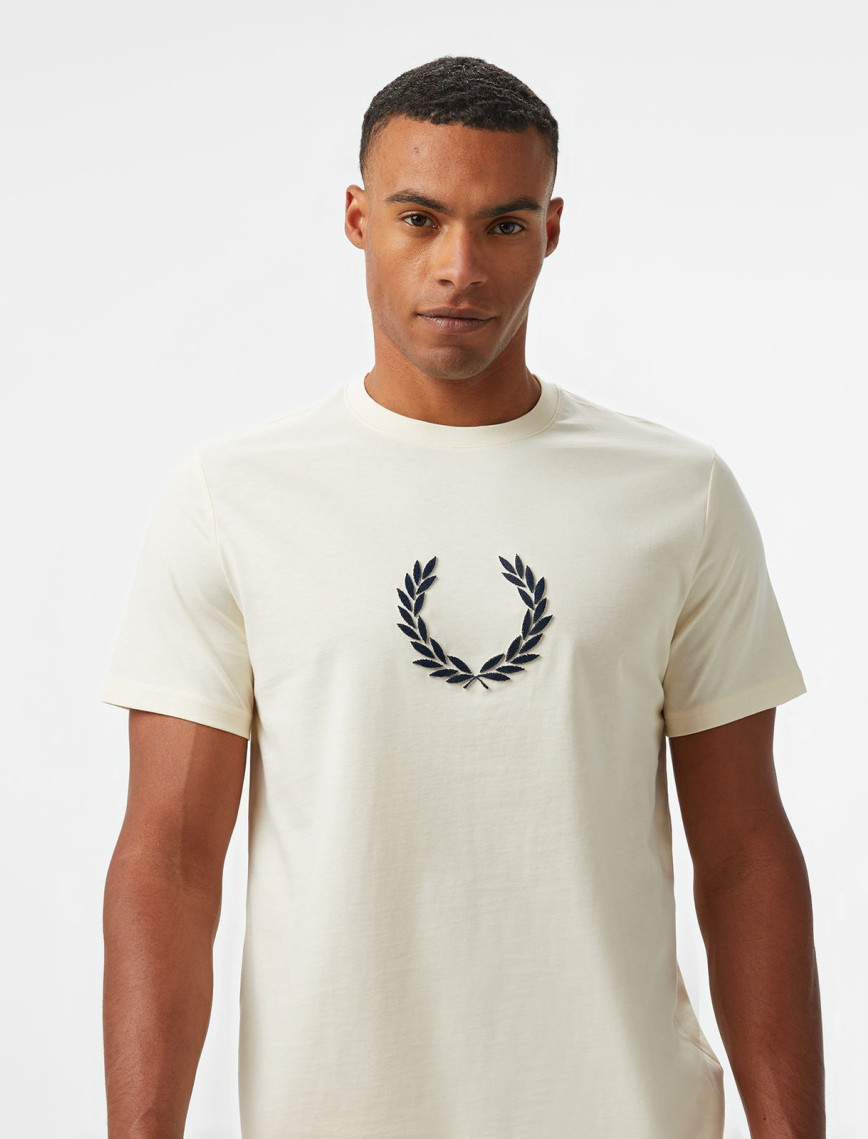 Fred Perry Textured Laurel Wreath Erkek Bej T-Shirt Fred Perry Textured Laurel Wreath Erkek Bej T-Shirt