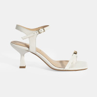 Kadın Beyaz Metal Aksesuarlı Parmak Arası Topuklu Ayakkabı Kadın Beyaz Metal Aksesuarlı Parmak Arası Topuklu Ayakkabı