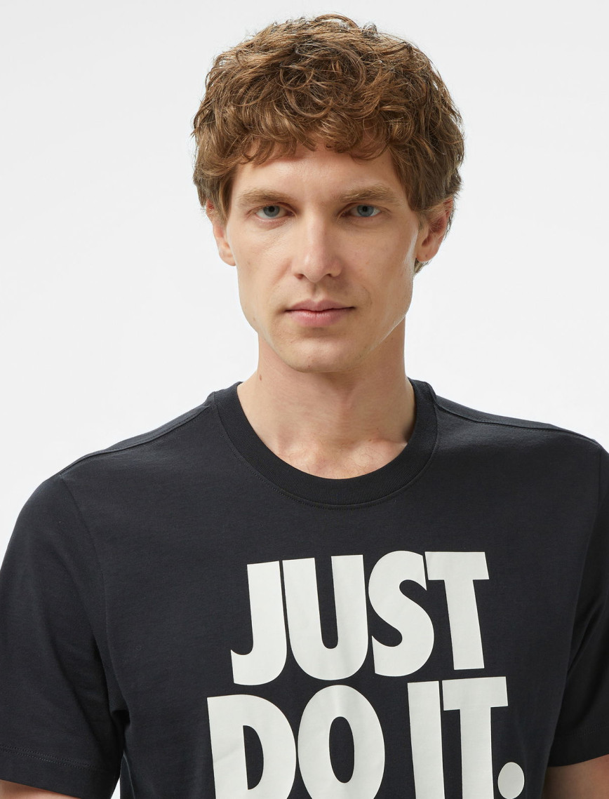 Nike Sportswear Erkek Siyah T-Shirt Nike Sportswear Erkek Siyah T-Shirt