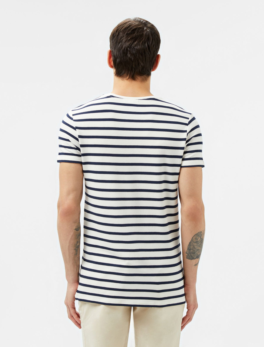 Lacoste Erkek Slim Fit Bisiklet Yaka Çizgili Beyaz T-Shirt Lacoste Erkek Slim Fit Bisiklet Yaka Çizgili Beyaz T-Shirt