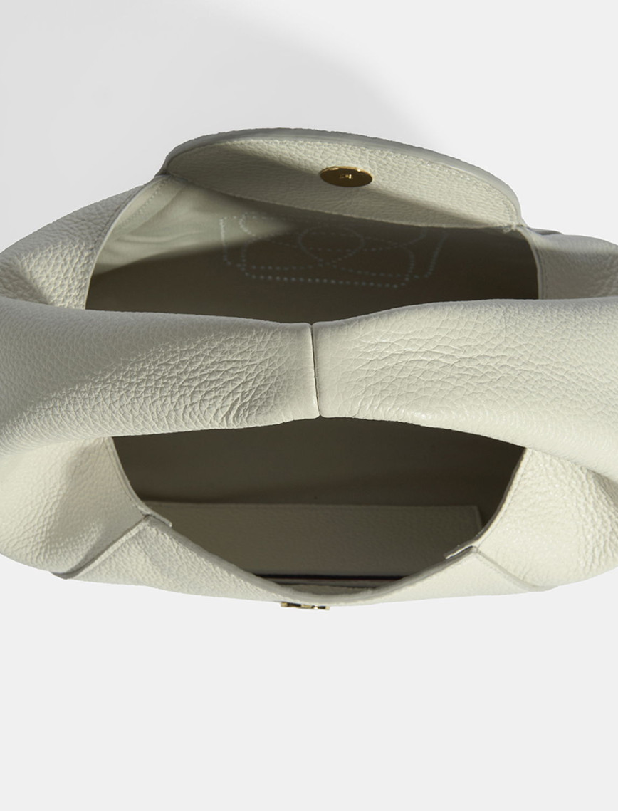 Kadın Beyaz Logo Baskılı Deri Omuz Çantası Kadın Beyaz Logo Baskılı Deri Omuz Çantası