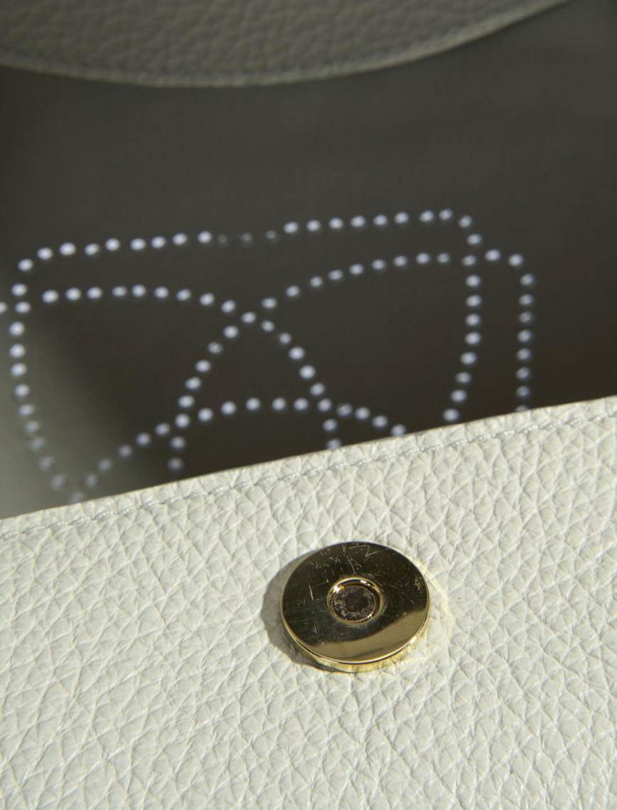 Kadın Beyaz Logo Baskılı Deri Omuz Çantası Kadın Beyaz Logo Baskılı Deri Omuz Çantası