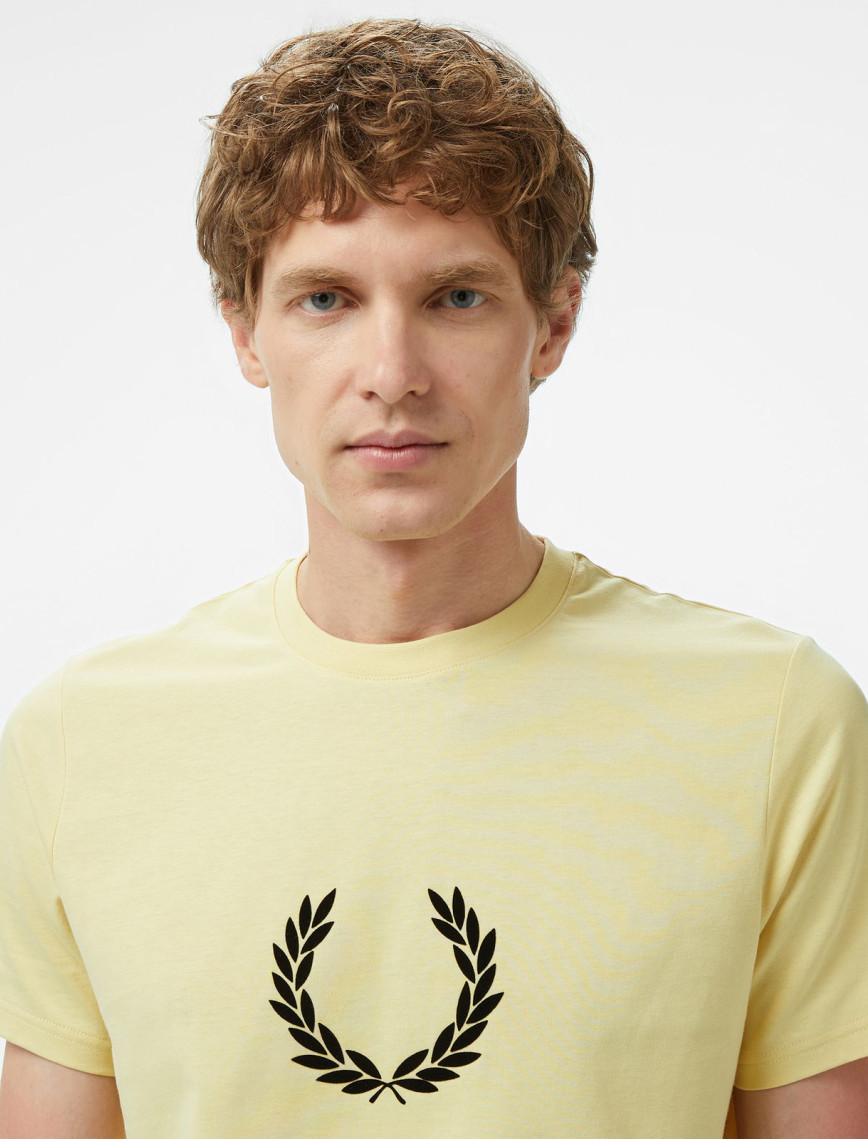 Fred Perry Flocked Laurel Wreath Gra Erkek Sarı T-Shirt Fred Perry Flocked Laurel Wreath Gra Erkek Sarı T-Shirt
