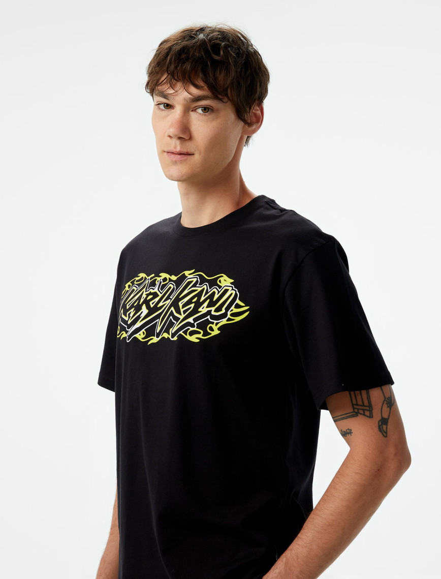 Karl Kani Woven Signature Airbush Amor Erkek Siyah T-Shirt Karl Kani Woven Signature Airbush Amor Erkek Siyah T-Shirt