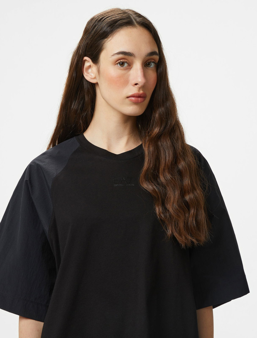 Emporio Armani Raglan Bloklu Kadın Siyah Crop T-Shirt Emporio Armani Raglan Bloklu Kadın Siyah Crop T-Shirt