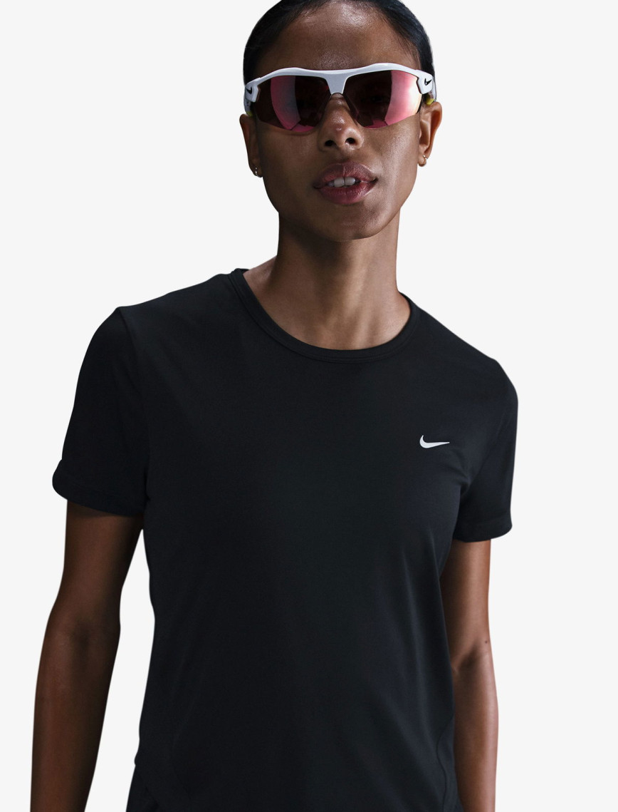 Nike Tempo Dri-Fit Kadın Siyah T-Shirt Nike Tempo Dri-Fit Kadın Siyah T-Shirt