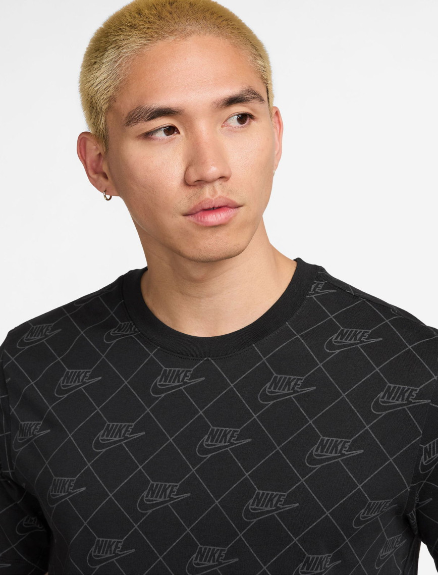 Nike All Over Printed Seasonal Club Erkek Siyah T-Shirt Nike All Over Printed Seasonal Club Erkek Siyah T-Shirt