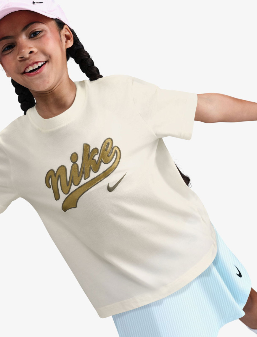 Nike Sportswear Trend Genç Çocuk Krem Rengi T-Shirt Nike Sportswear Trend Genç Çocuk Krem Rengi T-Shirt