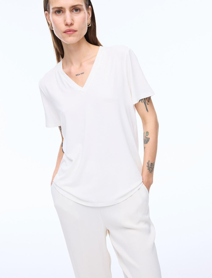 Leon Regular Fit Standart Boy Kısa Kol V-Yaka Ekru Renk Kadın Tişört Leon Regular Fit Standart Boy Kısa Kol V-Yaka Ekru Renk Kadın Tişört