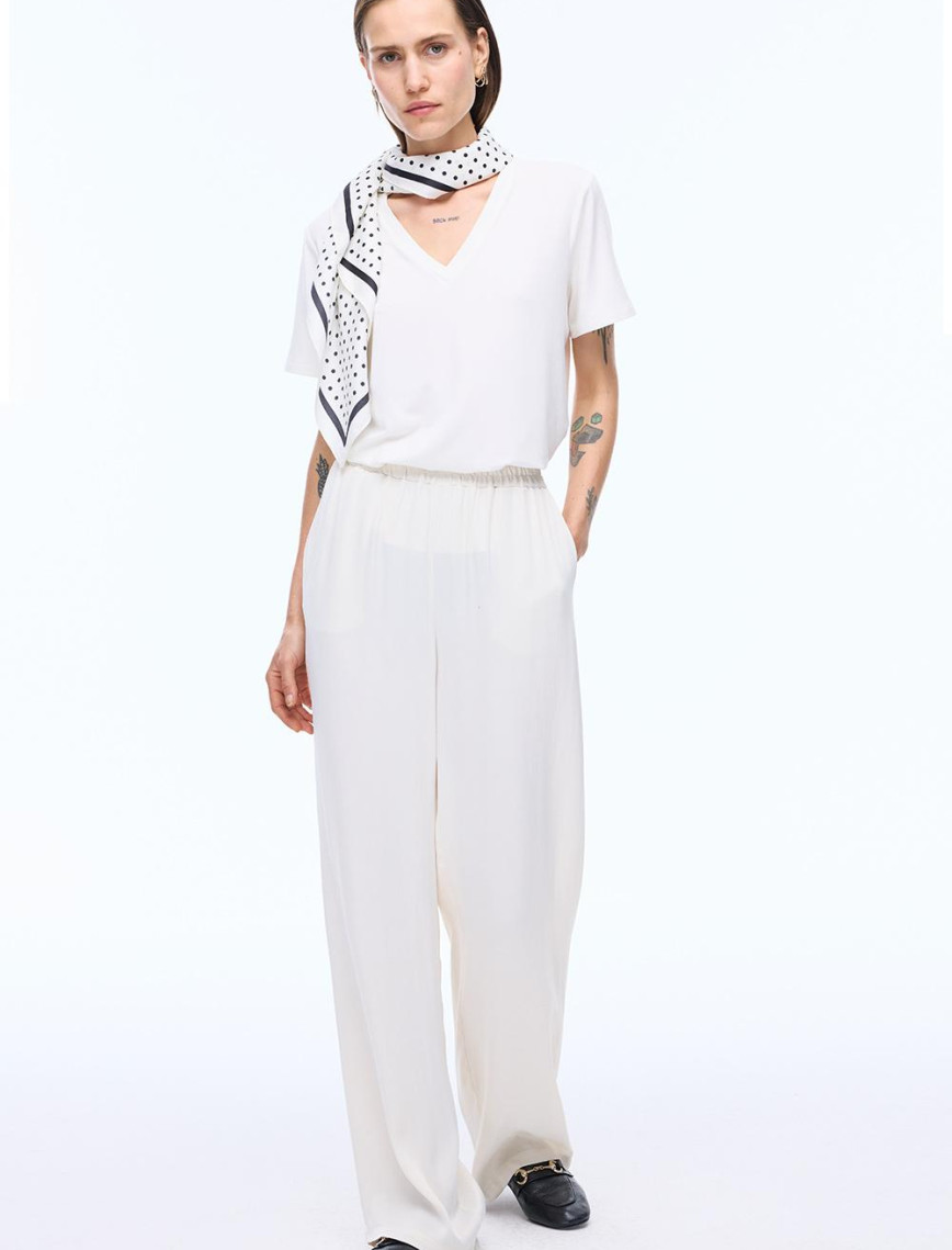 Leon Regular Fit Standart Boy Kısa Kol V-Yaka Ekru Renk Kadın Tişört Leon Regular Fit Standart Boy Kısa Kol V-Yaka Ekru Renk Kadın Tişört