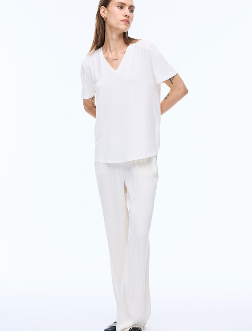 Leon Regular Fit Standart Boy Kısa Kol V-Yaka Ekru Renk Kadın Tişört Leon Regular Fit Standart Boy Kısa Kol V-Yaka Ekru Renk Kadın Tişört