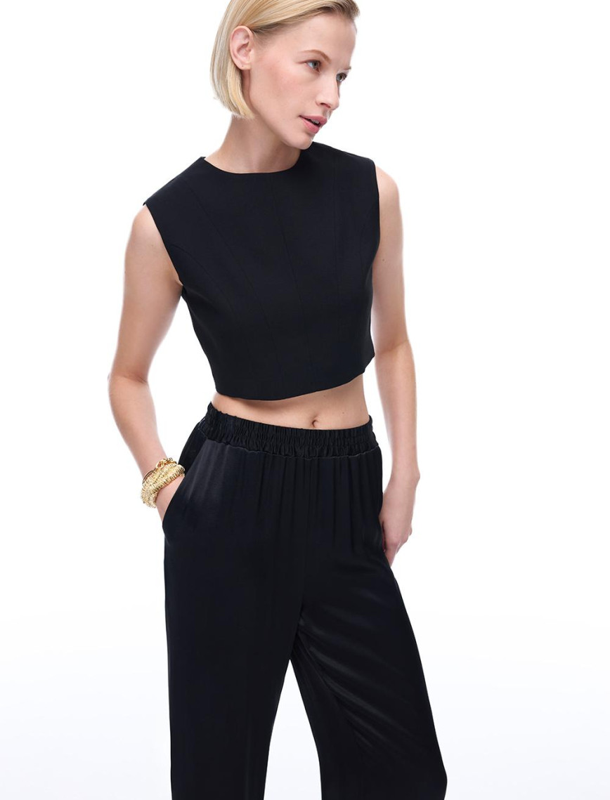 Seras Regular Fit Sıfır Kol Yuvarlak Yaka Siyah Renk Kadın Bluz Seras Regular Fit Sıfır Kol Yuvarlak Yaka Siyah Renk Kadın Bluz