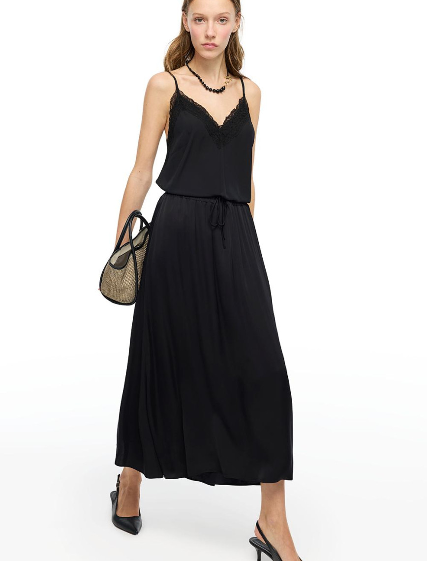 V-Yaka Dantel Detaylı Bluz V-Yaka Dantel Detaylı Bluz