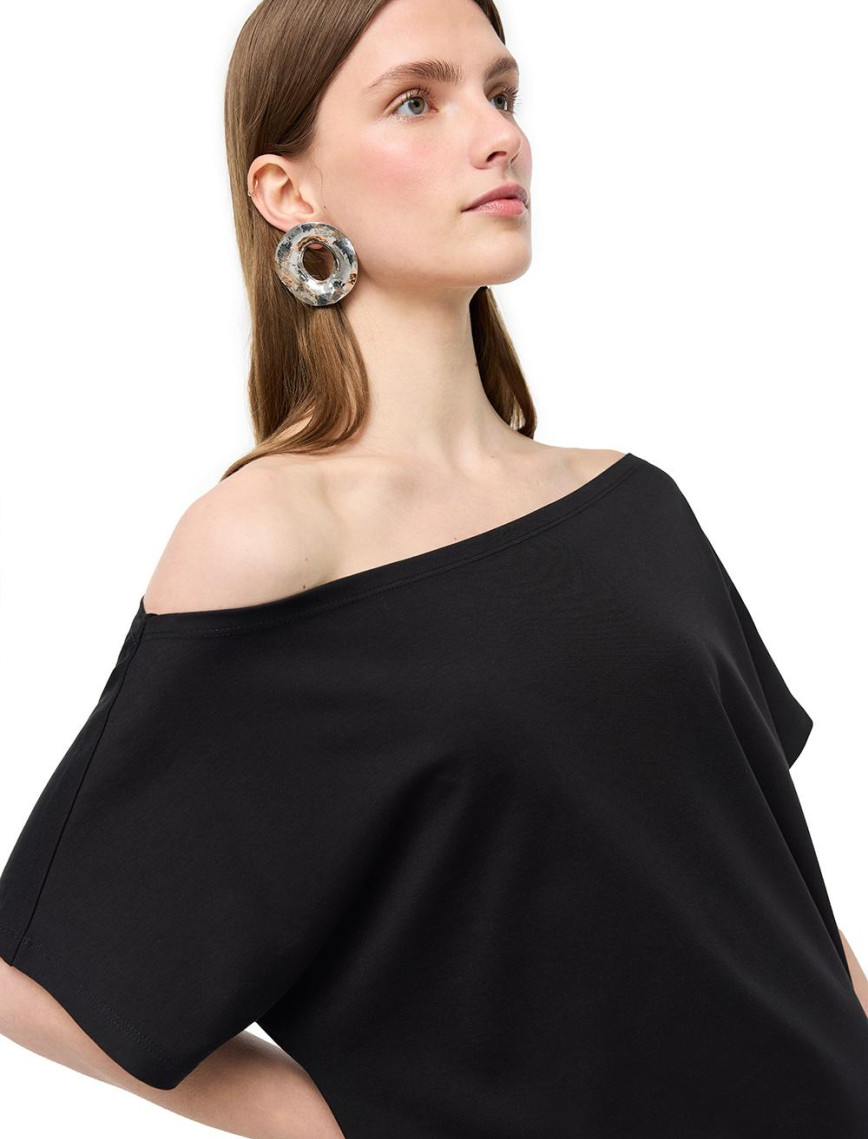 Kayık Yaka Pamuklu Tişört Kayık Yaka Pamuklu Tişört