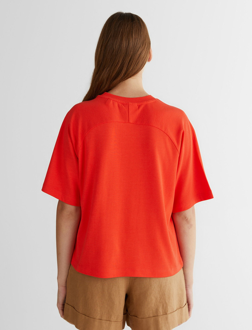 GANT Kadın Kırmızı Bisiklet Yaka Logolu T-Shirt GANT Kadın Kırmızı Bisiklet Yaka Logolu T-Shirt