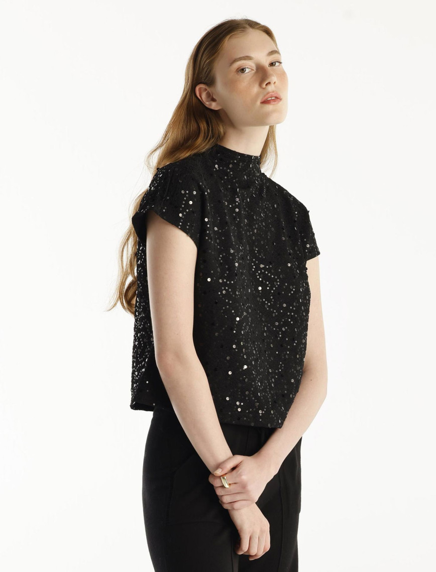 YARGICI Yüksek Yakalı Kolsuz T-Shirt YARGICI Yüksek Yakalı Kolsuz T-Shirt