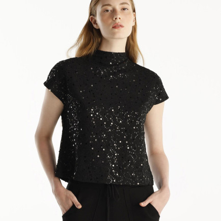 YARGICI Yüksek Yakalı Kolsuz T-Shirt YARGICI Yüksek Yakalı Kolsuz T-Shirt