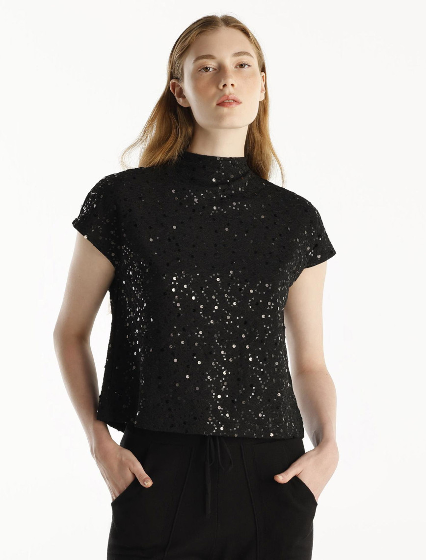 YARGICI Yüksek Yakalı Kolsuz T-Shirt YARGICI Yüksek Yakalı Kolsuz T-Shirt