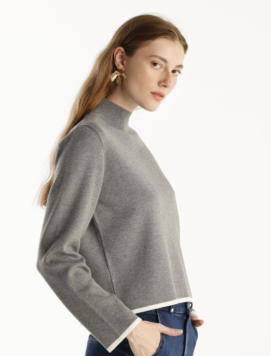 Dik Yakalı Uzun Kollu Kazak Dik Yakalı Uzun Kollu Kazak