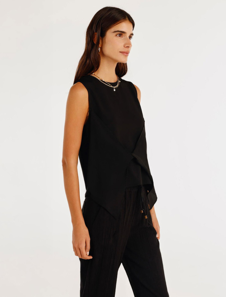 YARGICI Önü Detaylı Kolsuz Bluz YARGICI Önü Detaylı Kolsuz Bluz