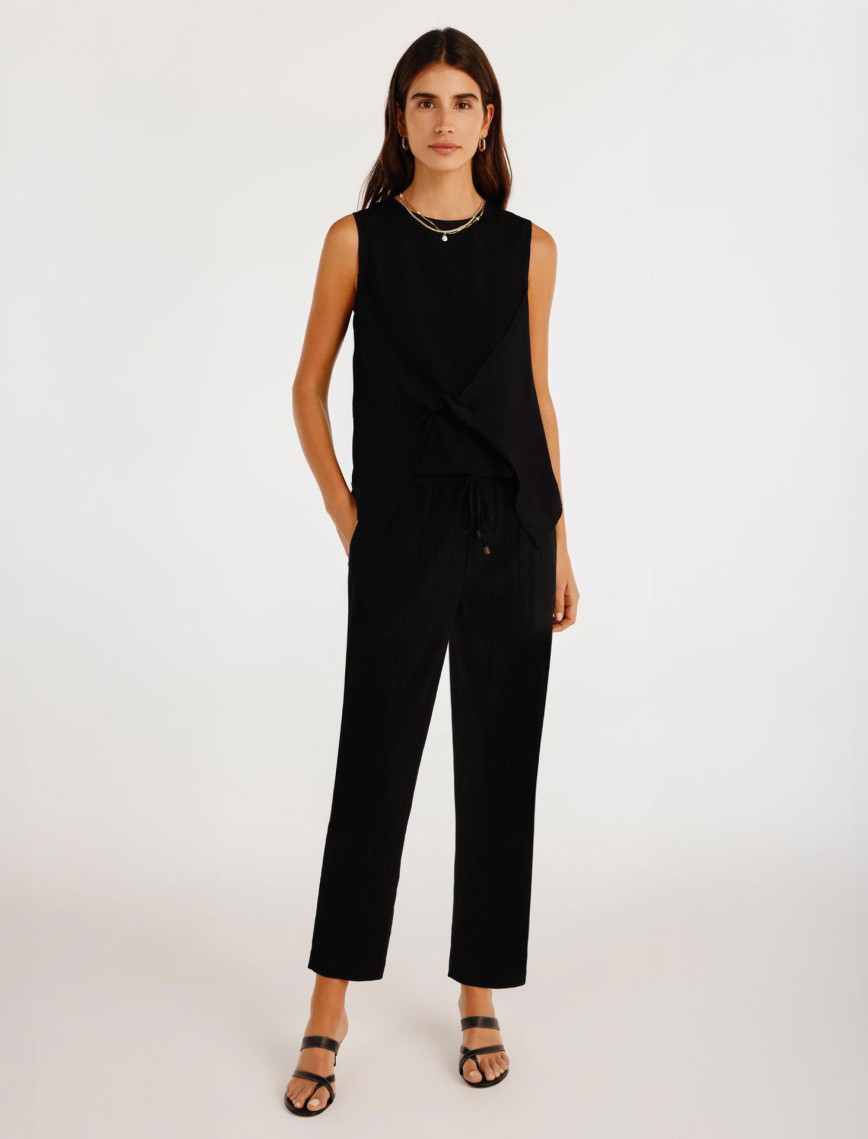 YARGICI Önü Detaylı Kolsuz Bluz YARGICI Önü Detaylı Kolsuz Bluz