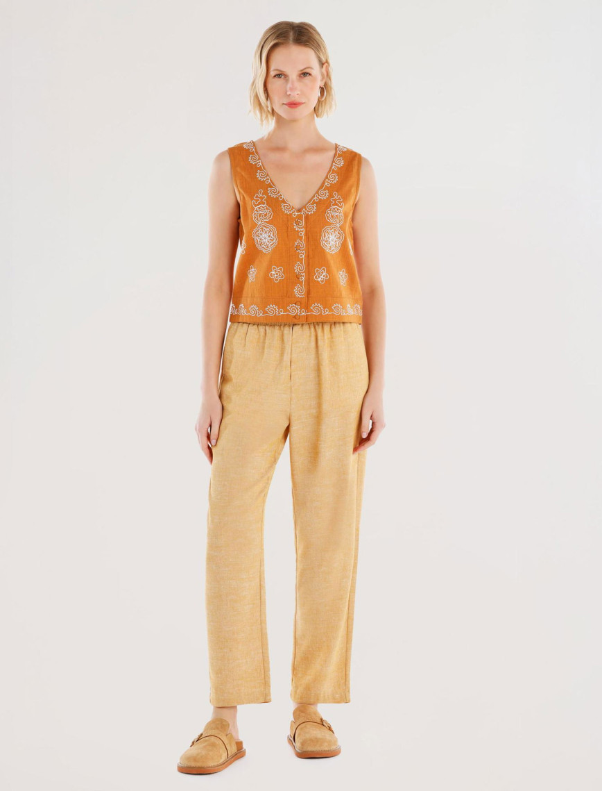 YARGICI Kolsuz Nakış Detaylı Bluz YARGICI Kolsuz Nakış Detaylı Bluz