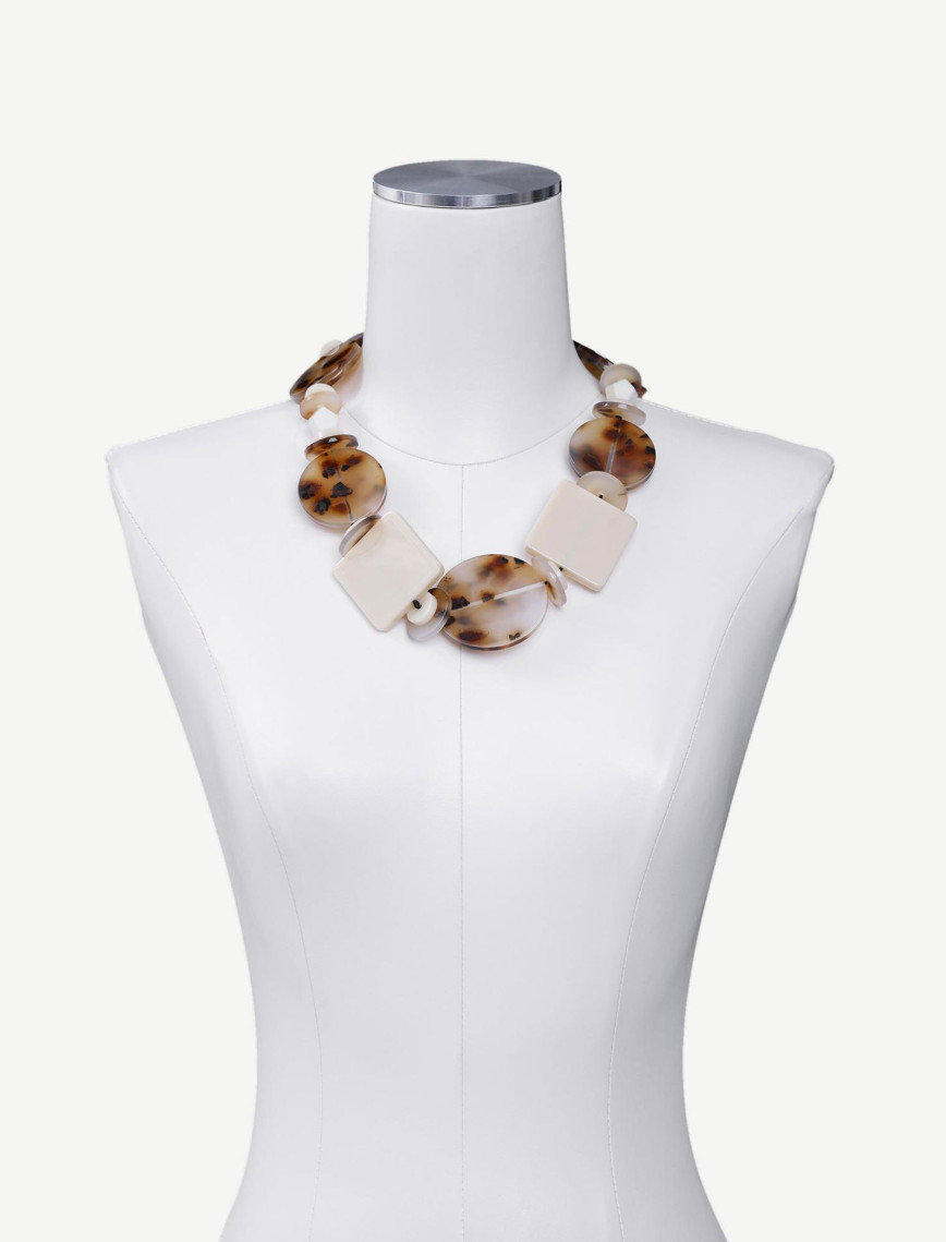 YARGICI Kapama Detaylı Akrilik Kolye YARGICI Kapama Detaylı Akrilik Kolye