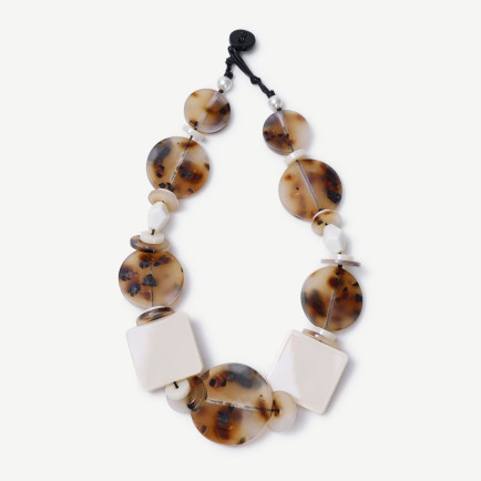 YARGICI Kapama Detaylı Akrilik Kolye YARGICI Kapama Detaylı Akrilik Kolye