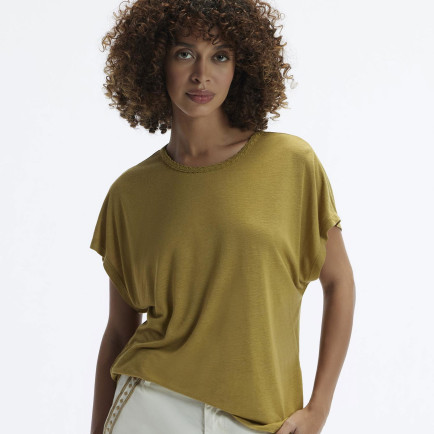 YARGICI Yaka Detaylı Kısa Kollu T-Shirt YARGICI Yaka Detaylı Kısa Kollu T-Shirt