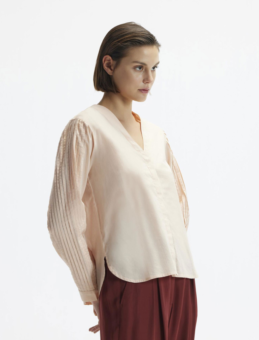 YARGICI Manşeti Bağlamalı V Yaka Uzun Kollu Gömlek YARGICI Manşeti Bağlamalı V Yaka Uzun Kollu Gömlek