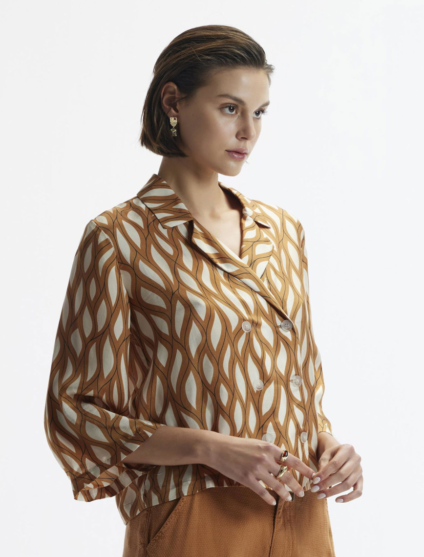 YARGICI Kruvaze Kapamalı Düğme Detaylı Kırlangıç Yaka Gömlek YARGICI Kruvaze Kapamalı Düğme Detaylı Kırlangıç Yaka Gömlek