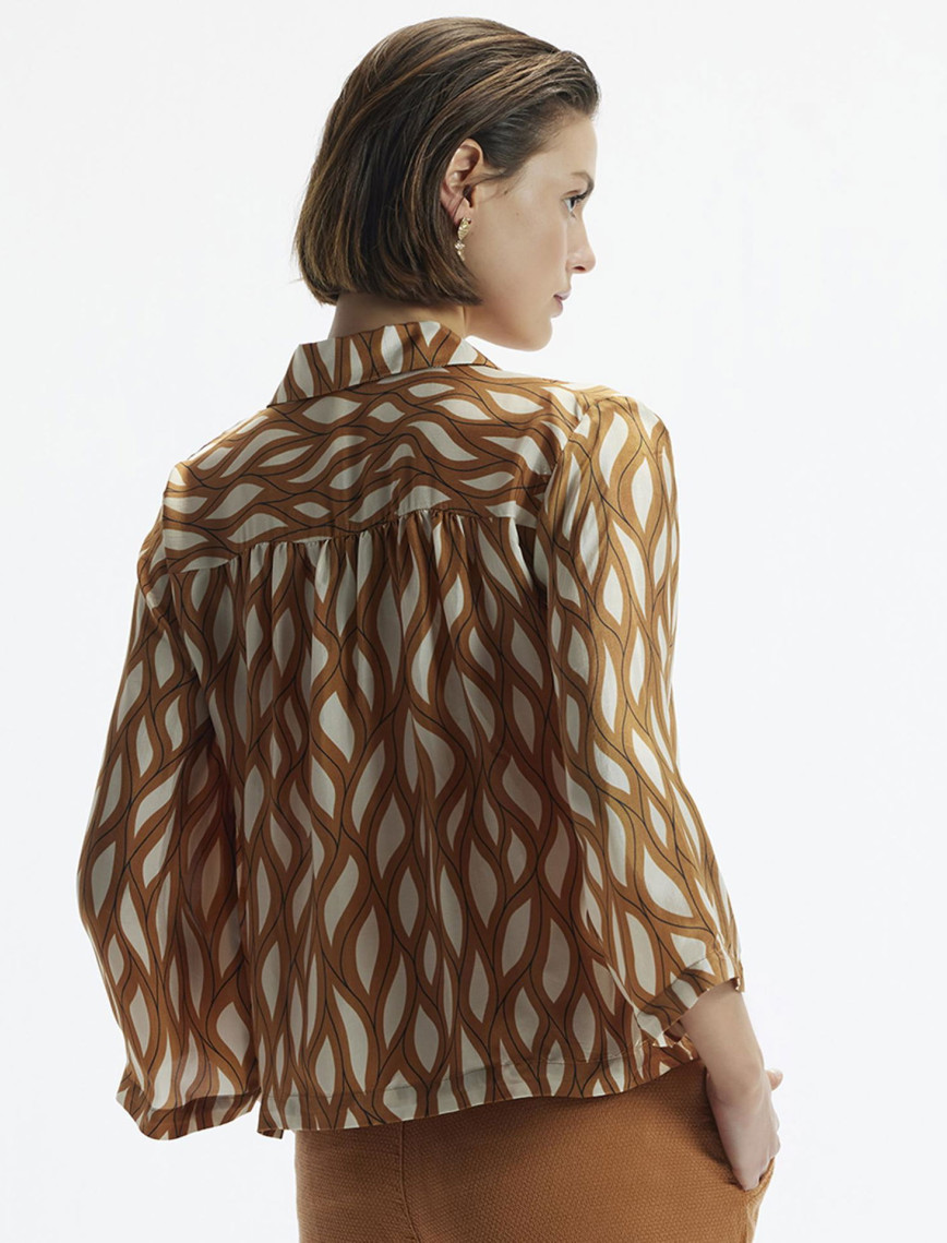 YARGICI Kruvaze Kapamalı Düğme Detaylı Kırlangıç Yaka Gömlek YARGICI Kruvaze Kapamalı Düğme Detaylı Kırlangıç Yaka Gömlek