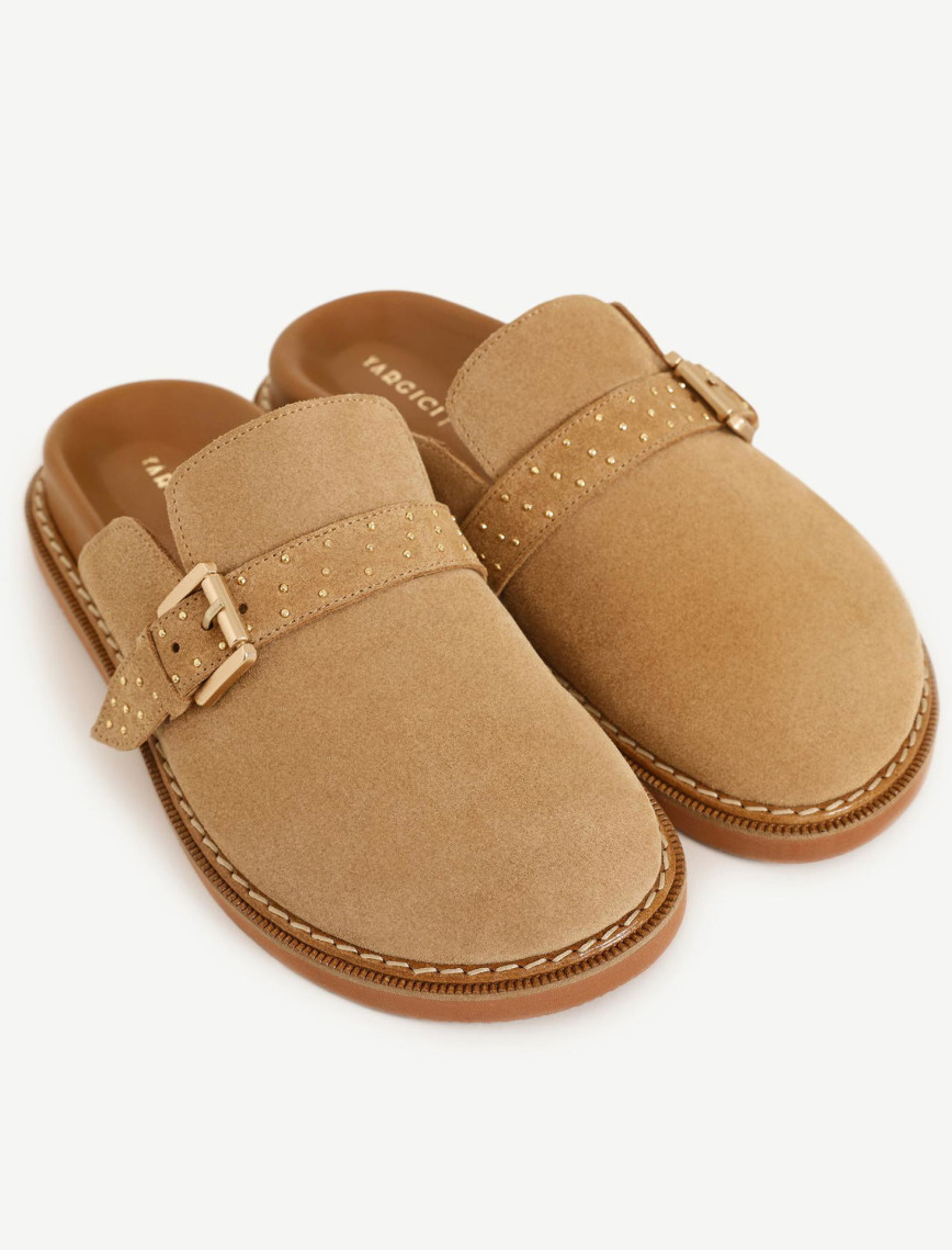 Toka Ve Aksesuar Detaylı Önü Kapalı Deri Terlik Toka Ve Aksesuar Detaylı Önü Kapalı Deri Terlik