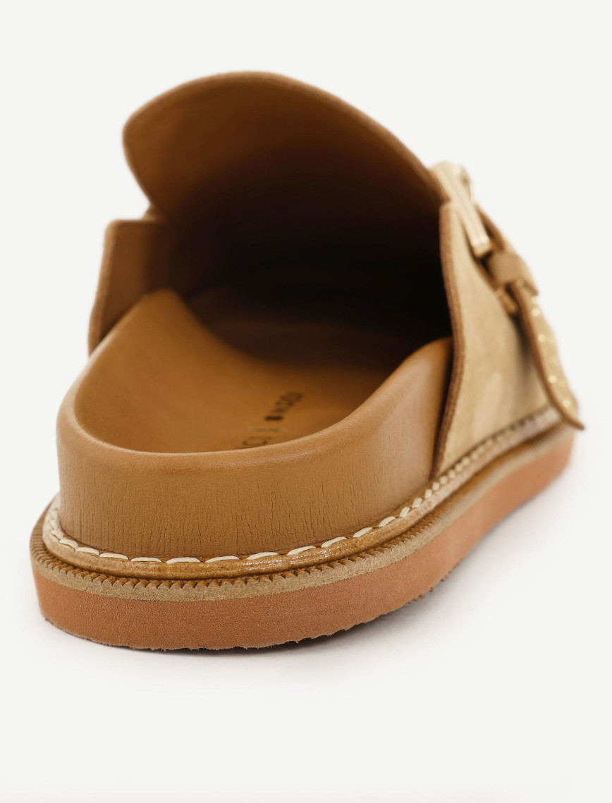 Toka Ve Aksesuar Detaylı Önü Kapalı Deri Terlik Toka Ve Aksesuar Detaylı Önü Kapalı Deri Terlik