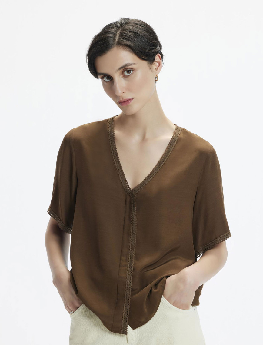 YARGICI Kısa Kol V Yaka Biye Detaylı Gömlek YARGICI Kısa Kol V Yaka Biye Detaylı Gömlek