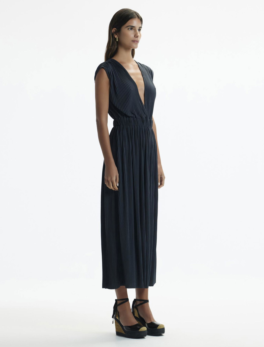 YARGICI V Yaka Kolsuz Pliseli Uzun Elbise