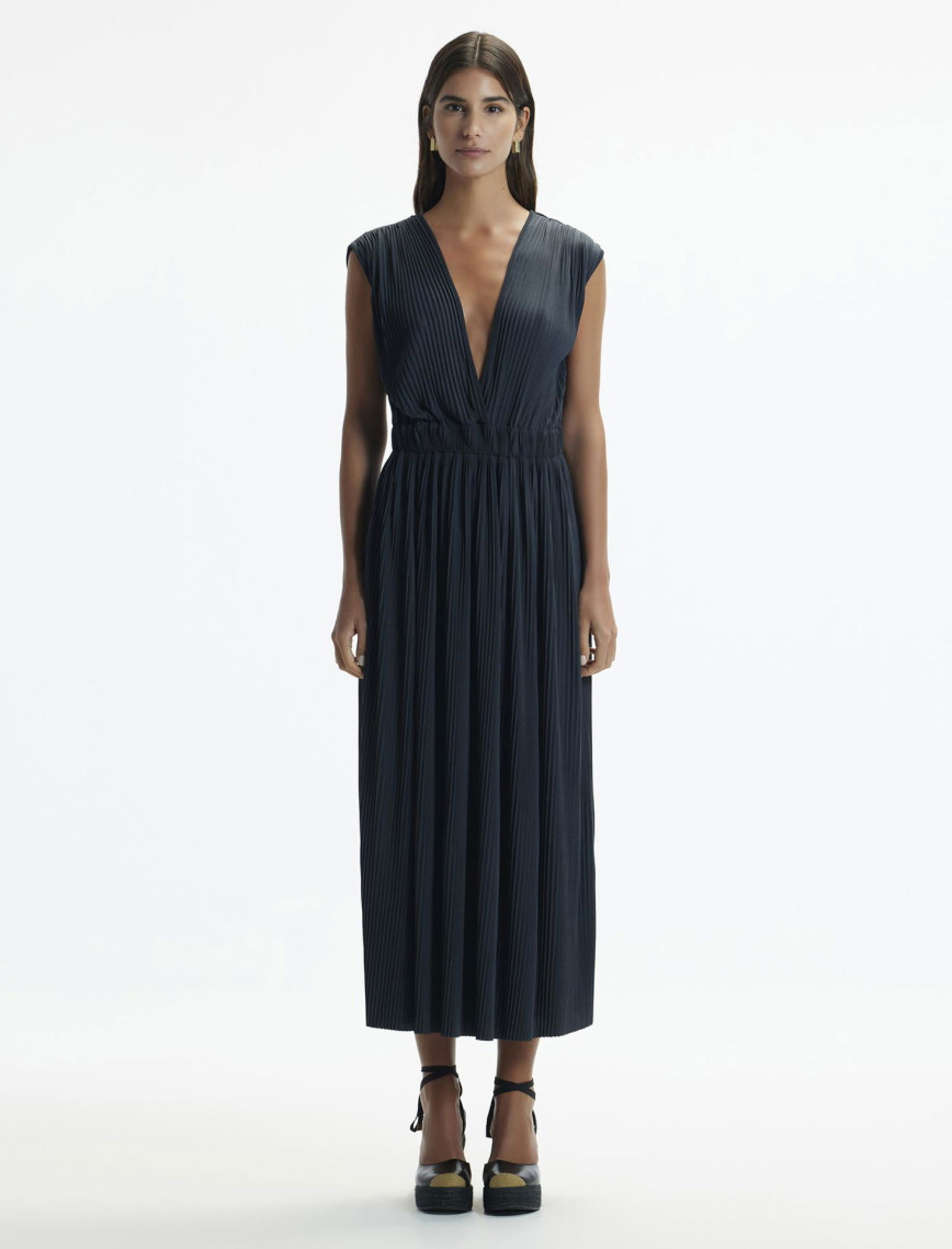 YARGICI V Yaka Kolsuz Pliseli Uzun Elbise