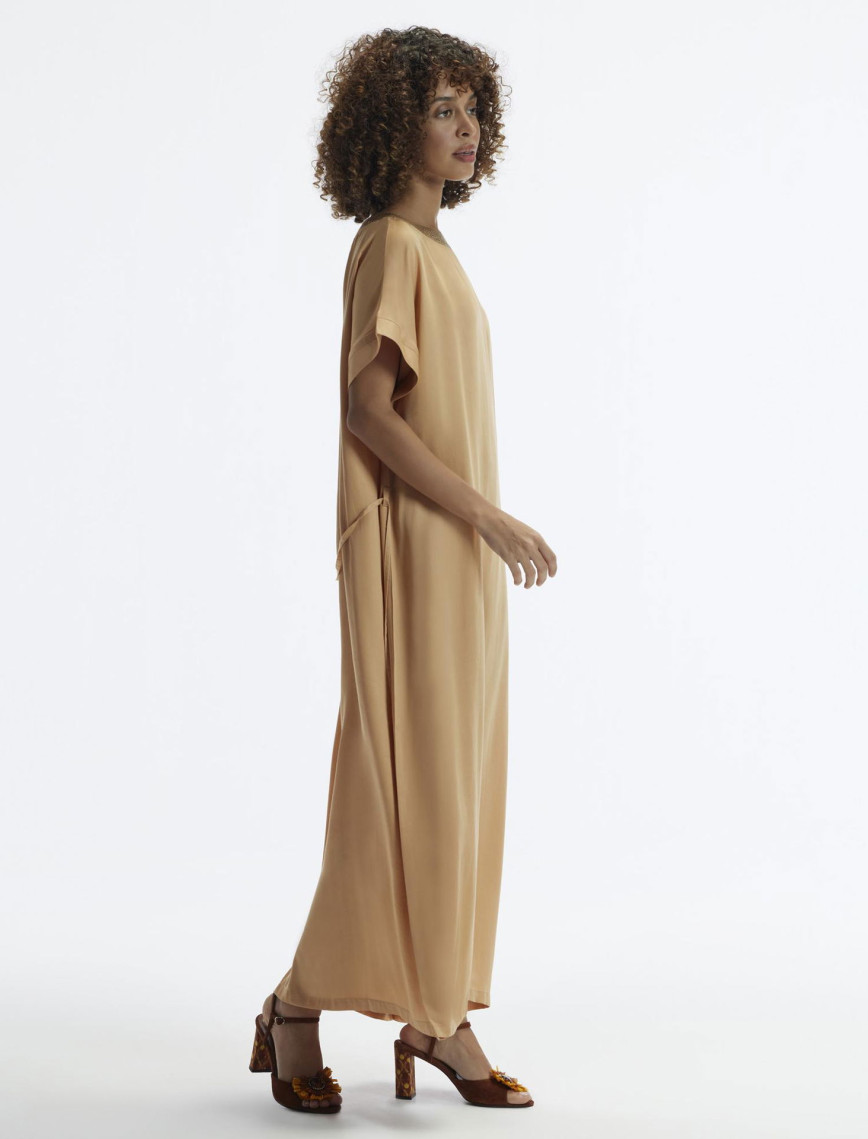 YARGICI Kısa Kollu Yakası Pullu Düz Kesim Uzun Elbise YARGICI Kısa Kollu Yakası Pullu Düz Kesim Uzun Elbise