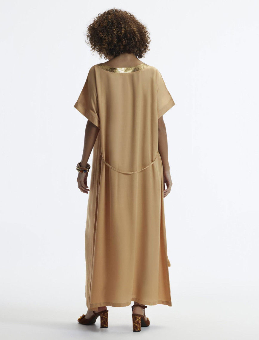 YARGICI Kısa Kollu Yakası Pullu Düz Kesim Uzun Elbise YARGICI Kısa Kollu Yakası Pullu Düz Kesim Uzun Elbise