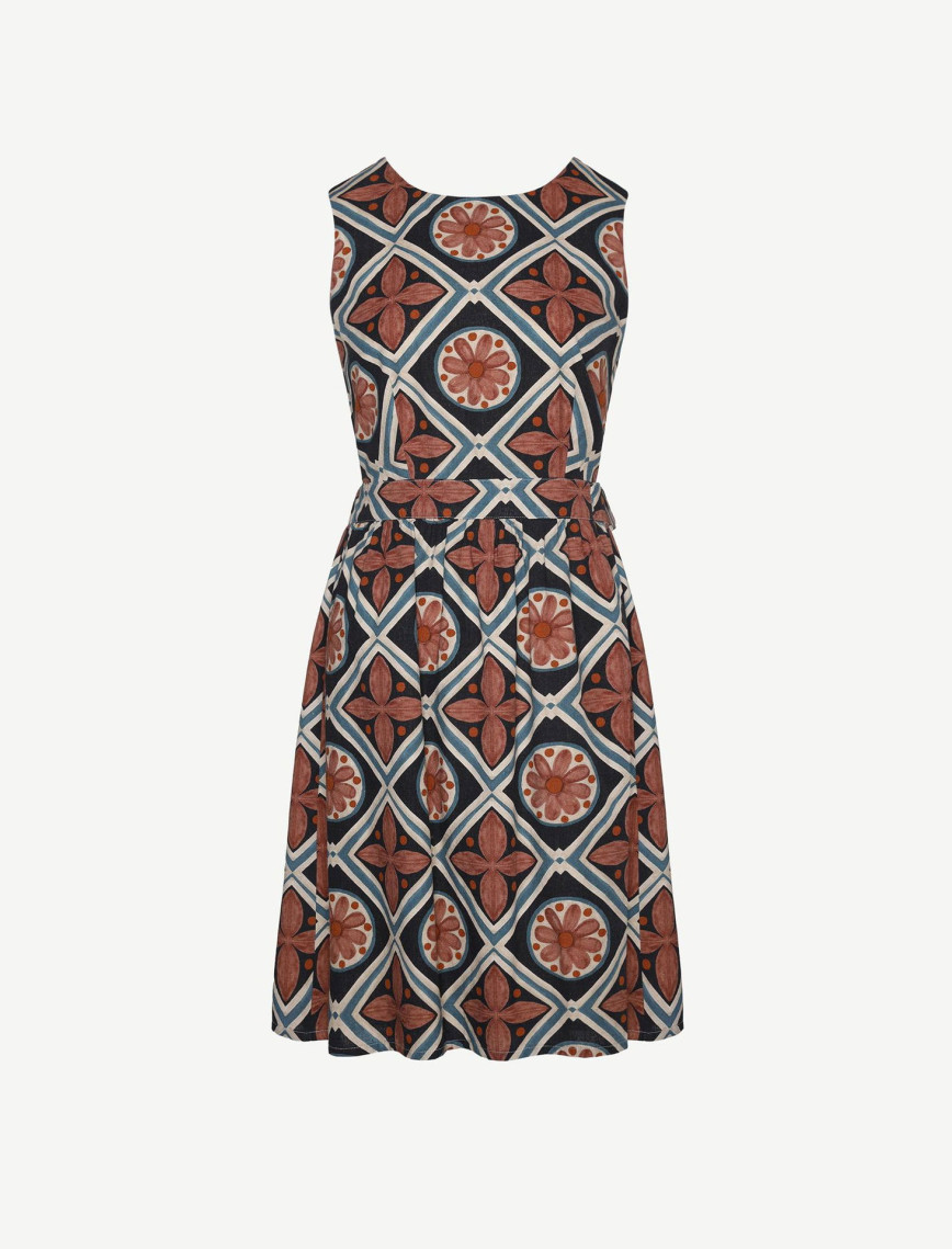 YARGICI Kolsuz Bisiklet Yaka Sırt Dekolteli Kısa Elbise YARGICI Kolsuz Bisiklet Yaka Sırt Dekolteli Kısa Elbise